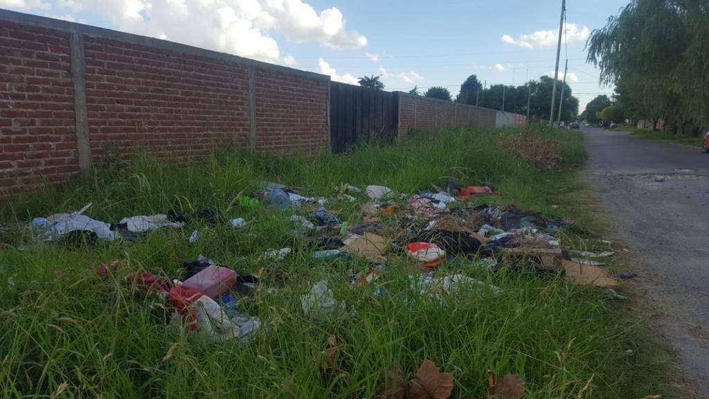 En 530 entre 26 y 27 se suma basura y “nadie limpia”