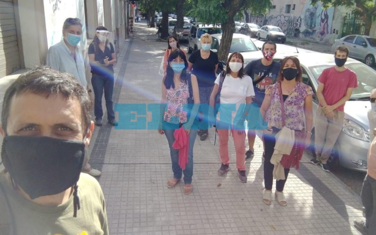 Suspensión de clases y movilización por cursos superpoblados en una secundaria de La Plata