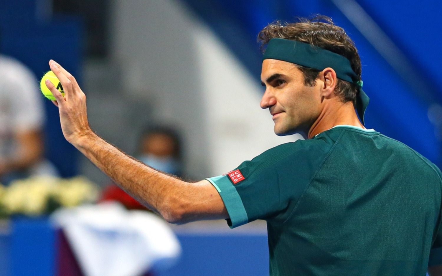 Roger Federer volvió a las canchas después de 13 meses y debutó con victoria en Doha
