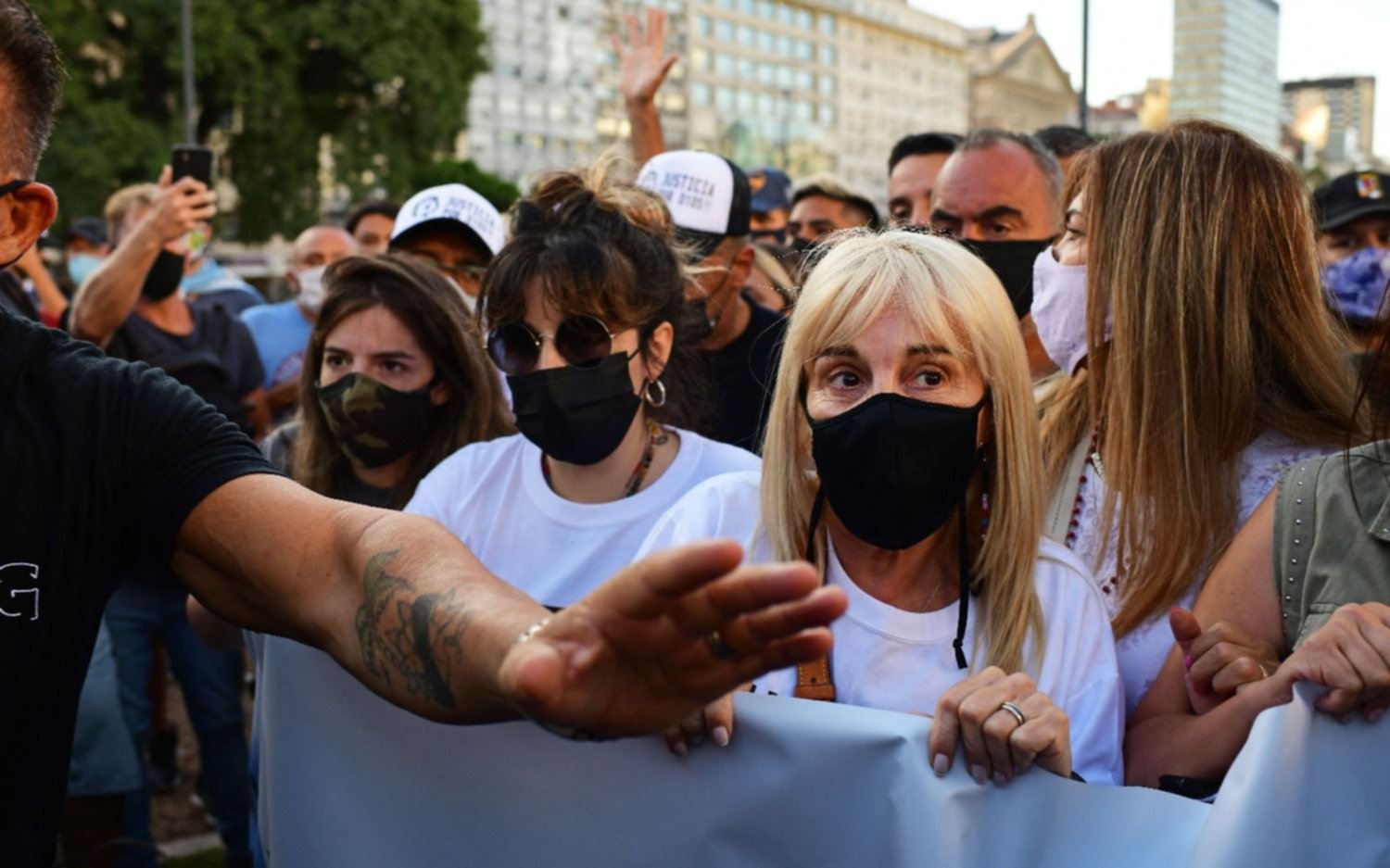¿Insultaron a Claudia Villafañe y por eso se fue de la marcha por Maradona?
