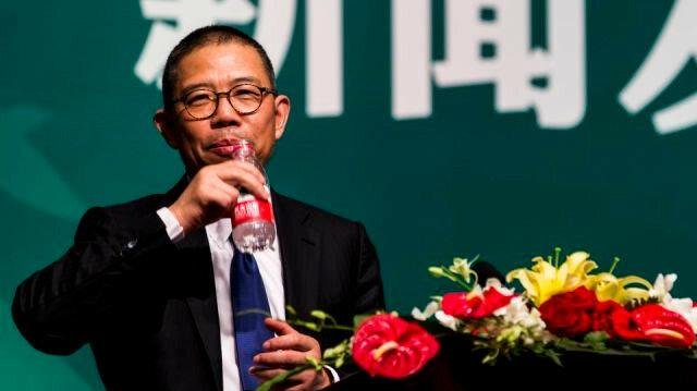 El rey chino del agua mineral, el más rico de Asia