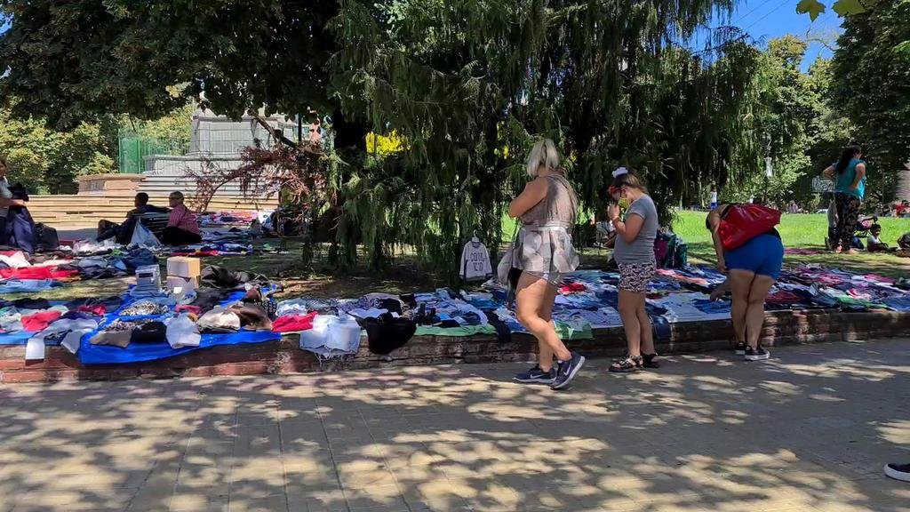 Plaza Italia, desbordada de manteros: ya casi no quedan espacios libres