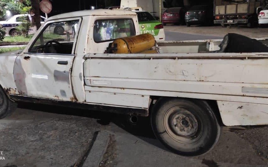 Una pareja robaba cables de electricidad en Melchor Romero