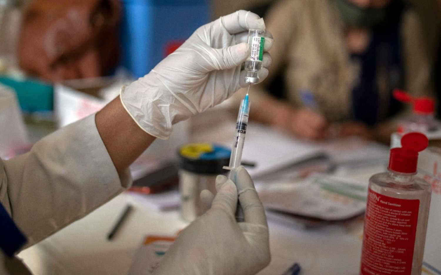 Por precaución, más países suspenden la vacunación con AstraZeneca: se sumó Italia