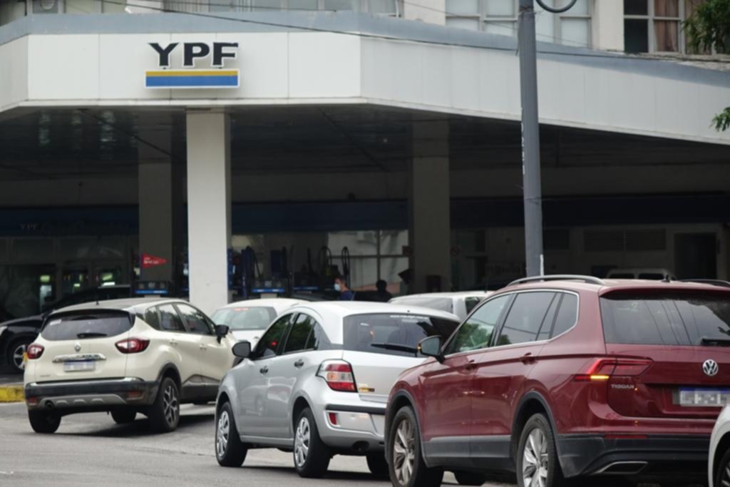 Largas colas en varias estaciones de la Ciudad por suba de combustibles