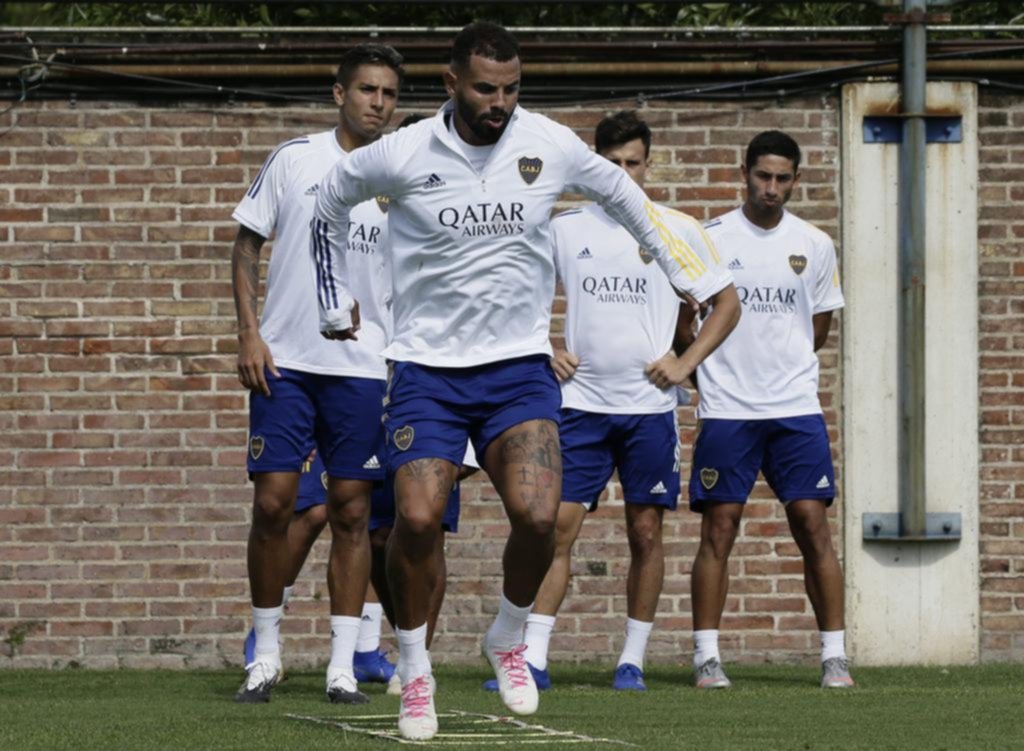 Tevez y Cardona no terminaron la práctica