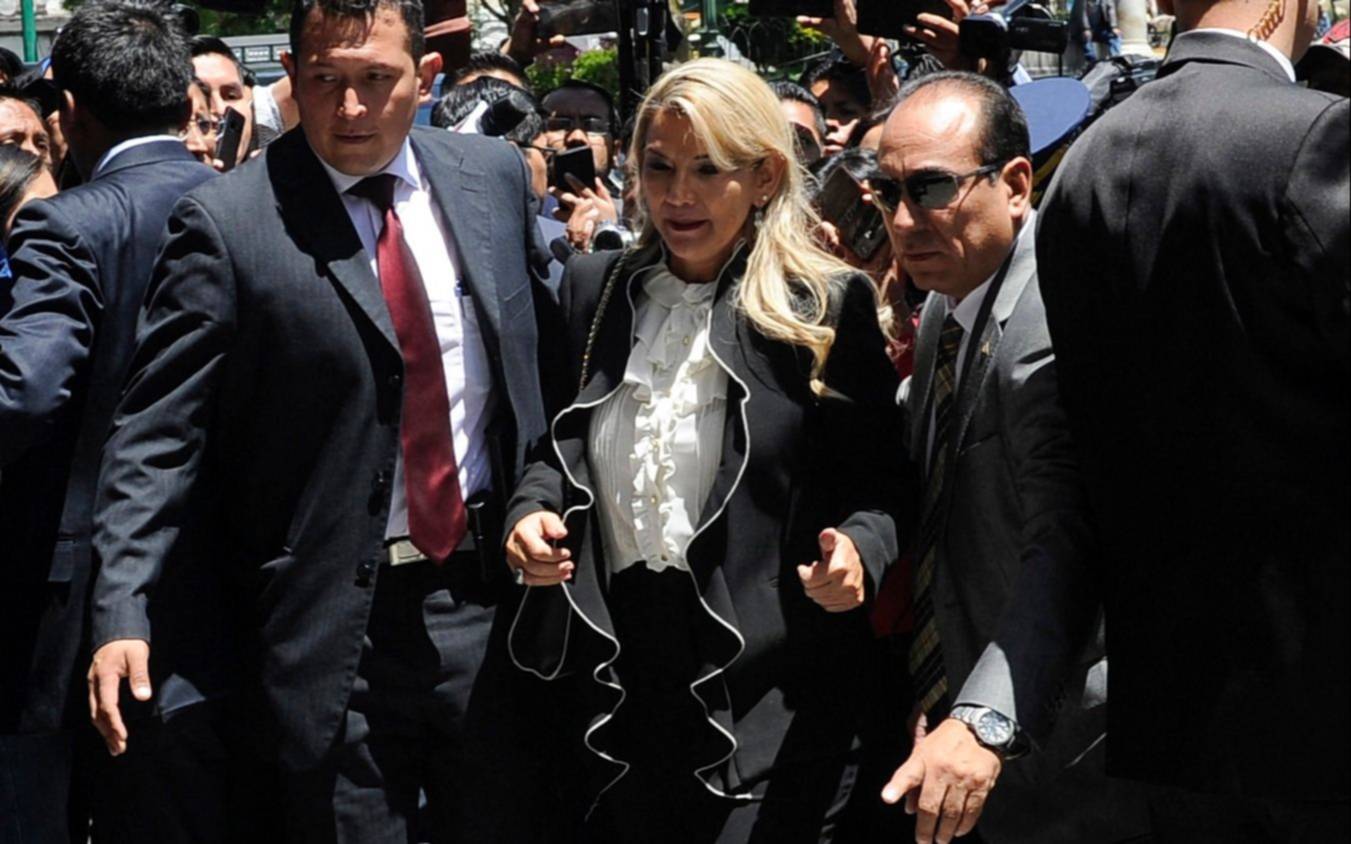 Libraron orden de detención contra expresidenta Áñez, quien denunció "persecución política"