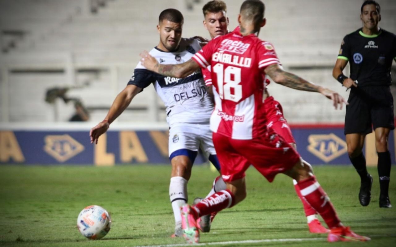 Gimnasia se trajo un empate de Santa Fe para seguir sumando: el gol lo hizo Lucas Barrios