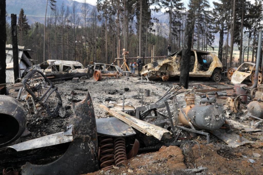 Un muerto y más de 200 viviendas destruidas por el fuego en la Patagonia