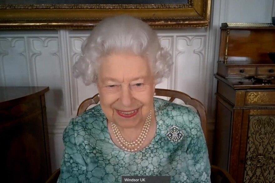 Videollamada con niños: la reina Isabel reapareció tras la entrevista de Meghan y Harry