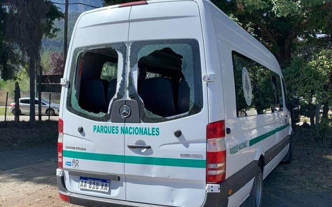 Así quedó la combi que trasladaba a Alberto Fernández tras el ataque en Chubut
