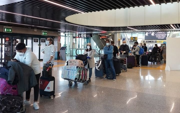 Alerta por 44 jóvenes que volvieron contagiados de un viaje de egresados en un vuelo desde México