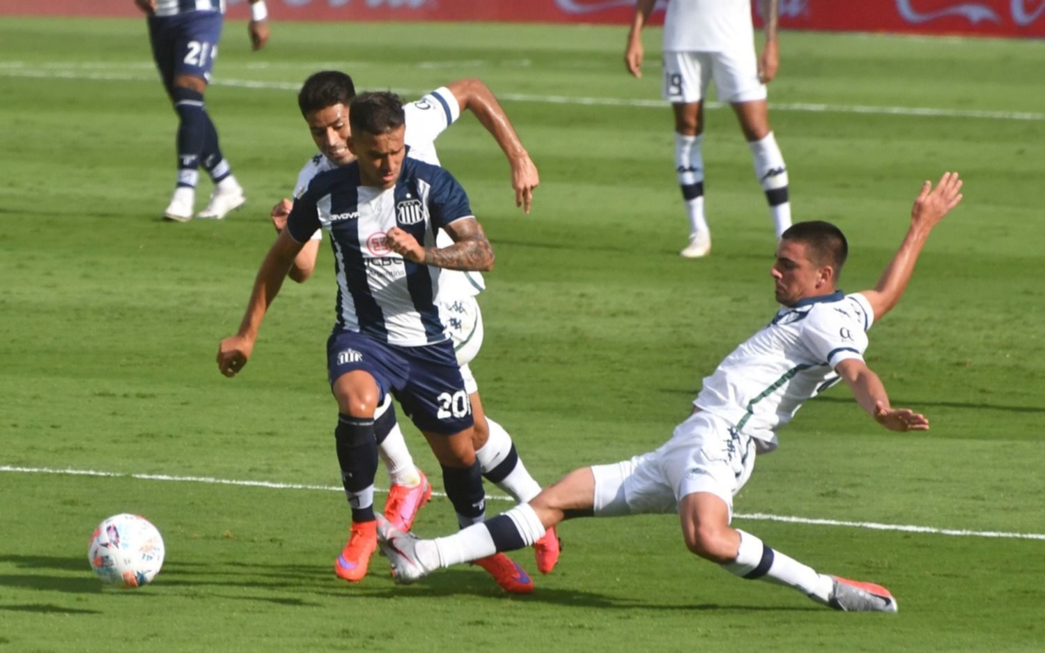 Vélez se recuperó, superó a Talleres en Córdoba y es líder en la zona B