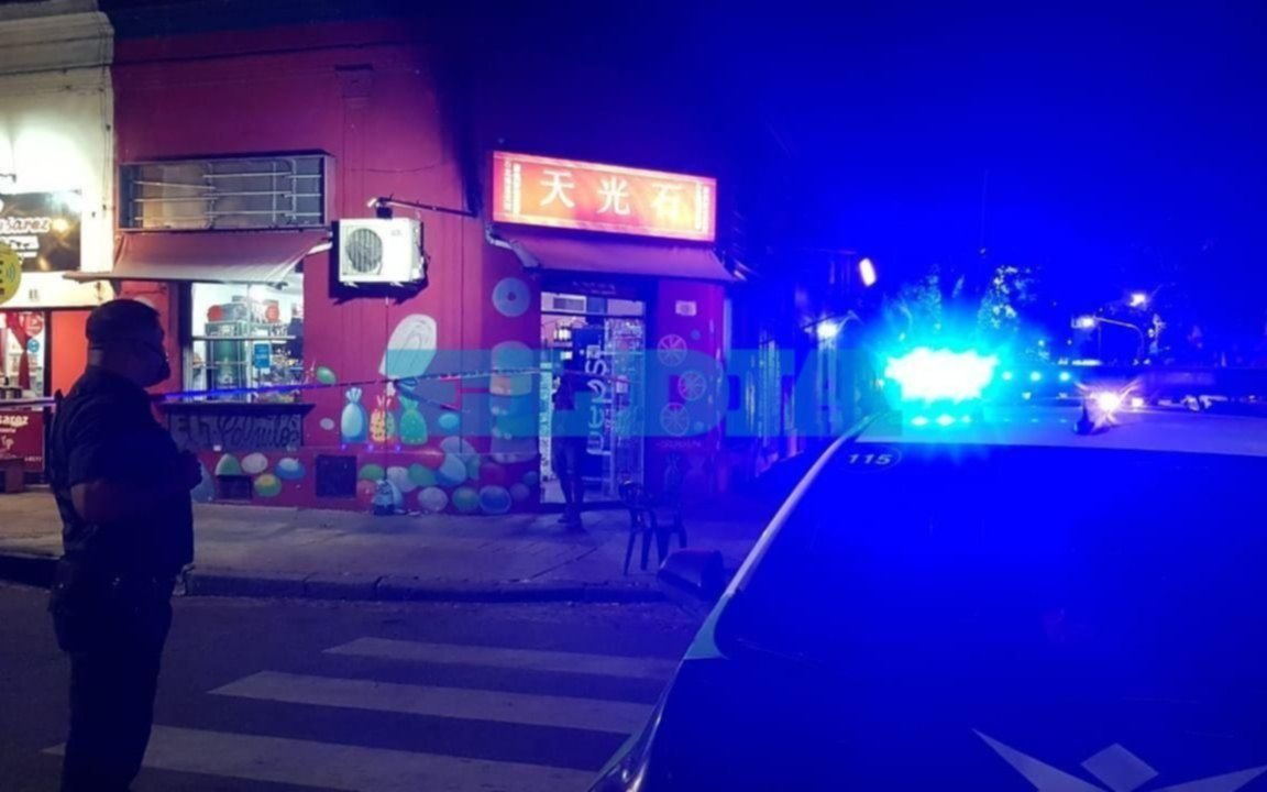 Ráfaga de tiros y milagro en pleno centro platense