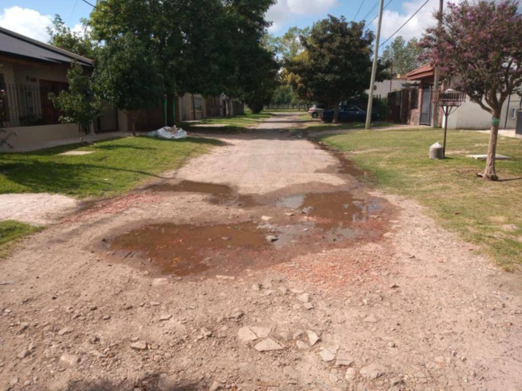 Una filtración arruina la calzada en 12 y 608