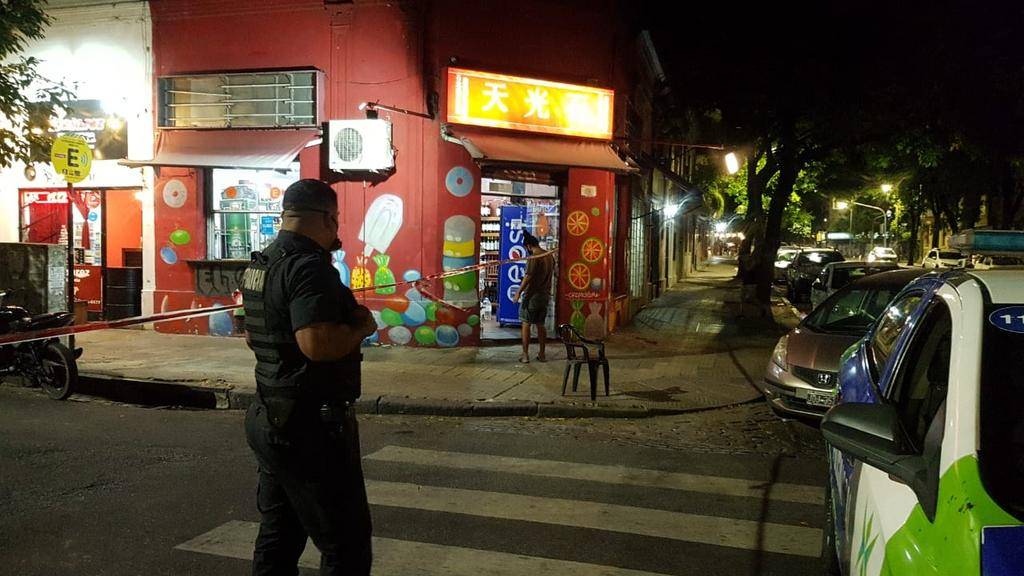 Tiroteo con 13 disparos por un ataque de motochorros en un kiosco del Centro