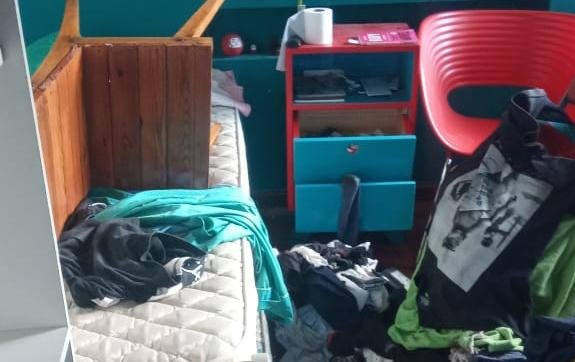 Ladrones barretean una puerta y desvalijan una casa en el barrio Gambier