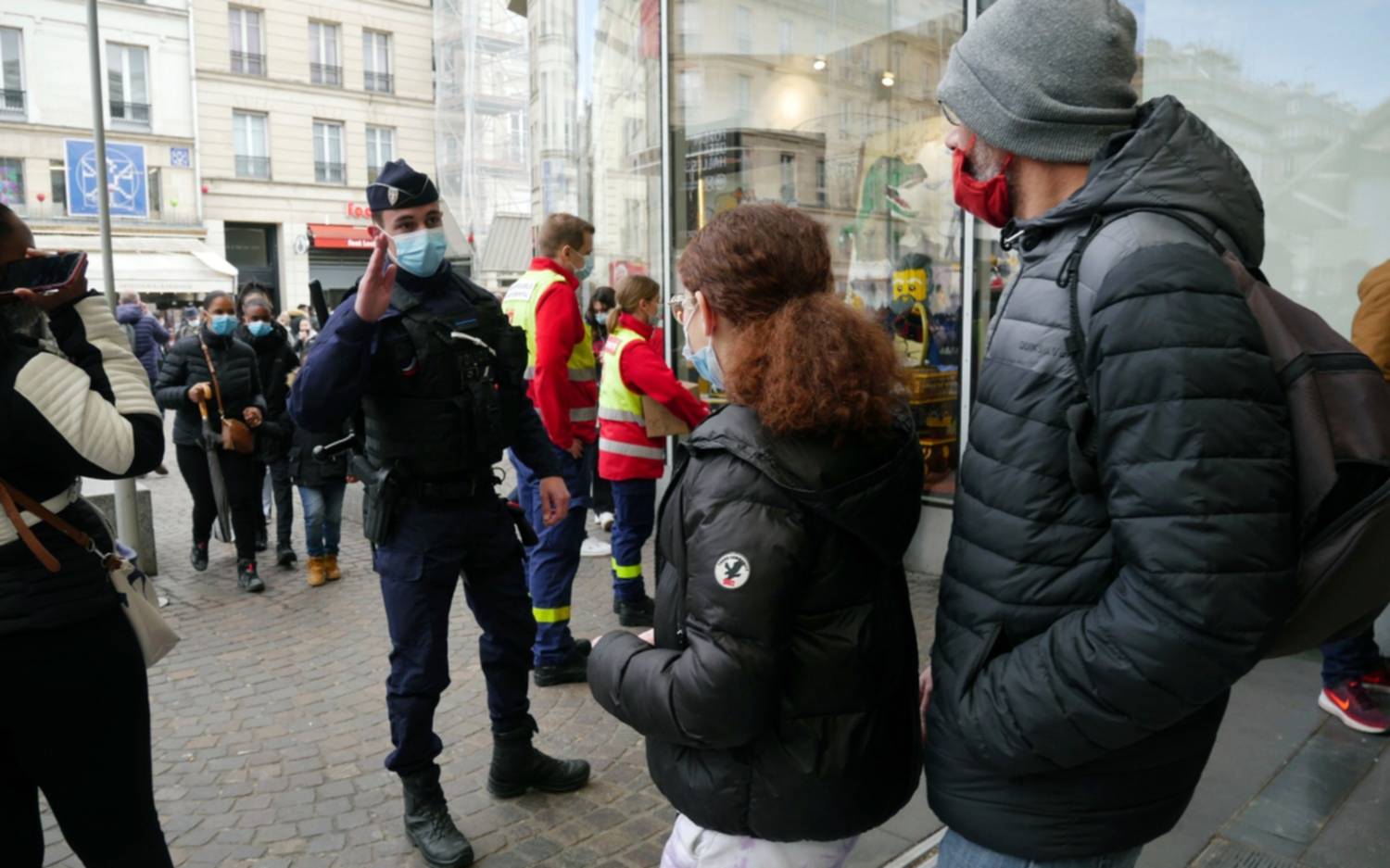 En Paris evalúan volver al confinamiento por  el colapso de los hospitales y la falta de vacunas