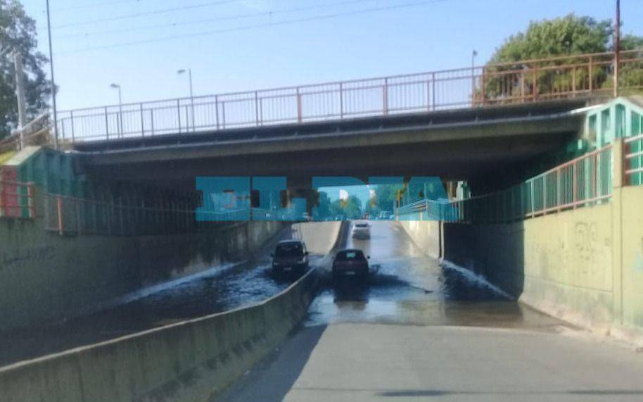 Siguen los reclamos por la acumulación de agua en el paso bajo a nivel de Ringuelet