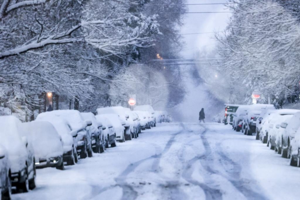 Una fuerte tormenta invernal castiga a gran parte de EE UU