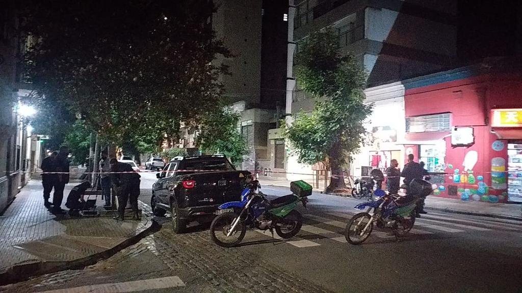 Dos pistolas, un revólver, más de una docena de tiros y nadie preso tras un asalto en el Centro