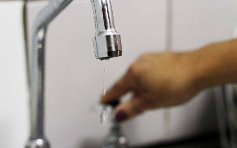 Un barrio de Villa Elisa en jaque por la falta de agua