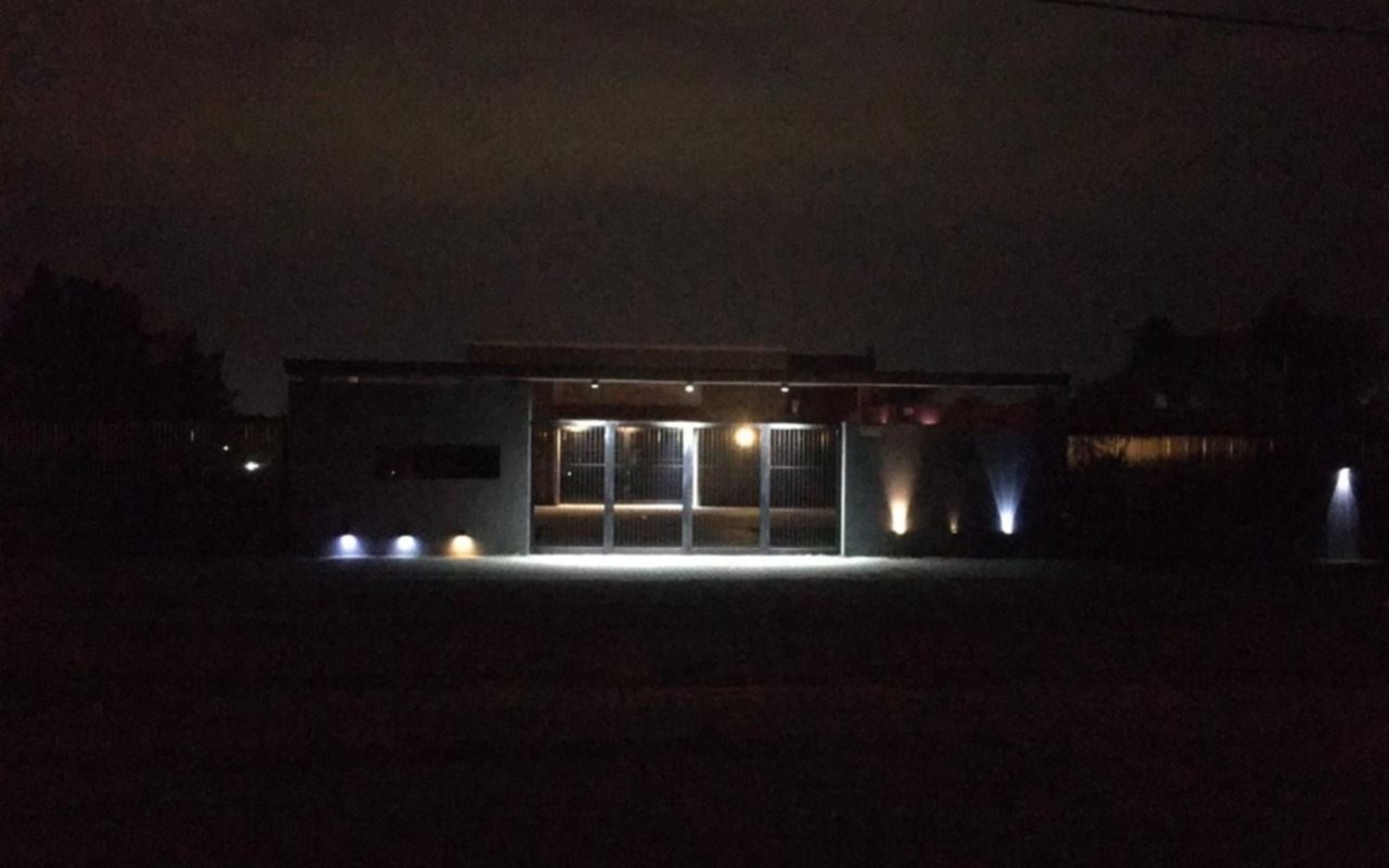 Una luminaria rota que transformó a una cuadra de City Bell en una "boca de lobo"