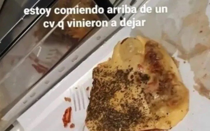 "Estoy comiendo arriba de un CV que dejaron": la polémica publicación de una joven que generó indignación en las redes