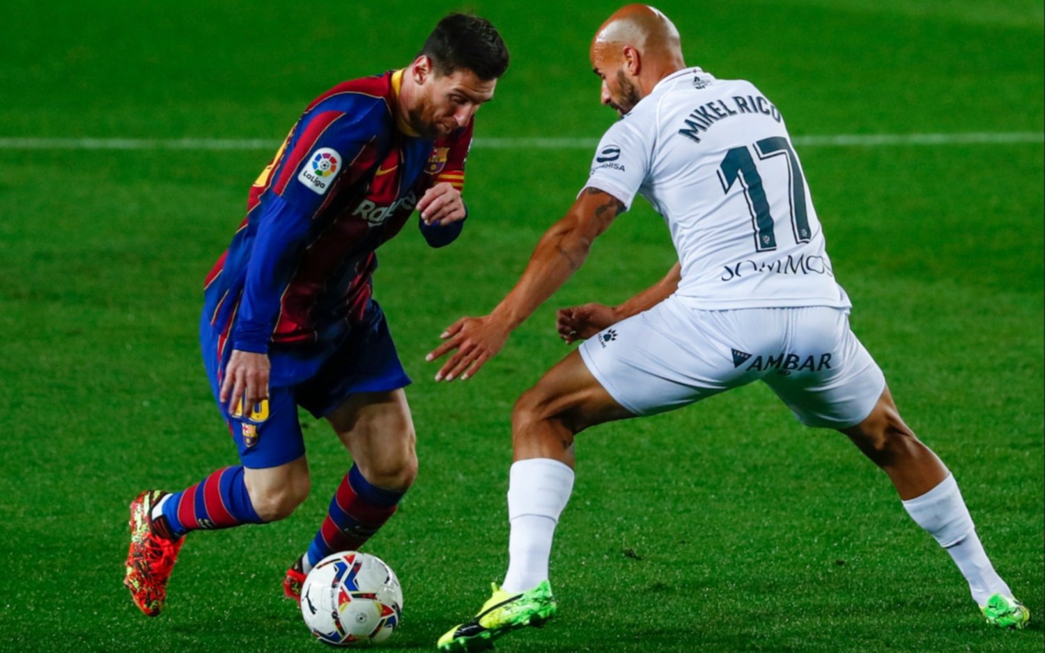 Messi metió dos goles, alcanzó otro récord y Barcelona se acerca a la cima de La Liga