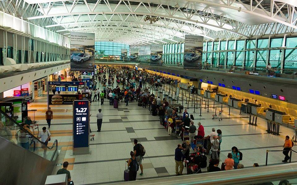 Alarma: otros 32 egresados volvieron contagiados de un viaje a México