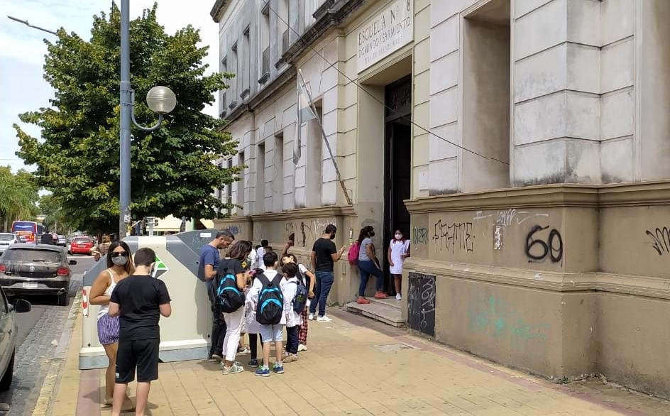 La Primaria 8 está sin clases presenciales por problemas con un tanque de agua