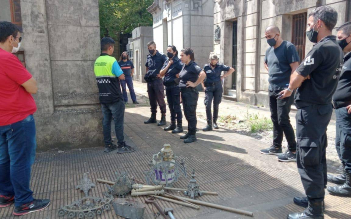 "Cuidadores", habían robado 150 kilos de bronce en placas y candelabros del Cementerio platense