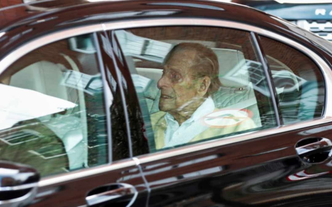 El príncipe Felipe de Inglaterra salió del hospital tras estar un mes internado