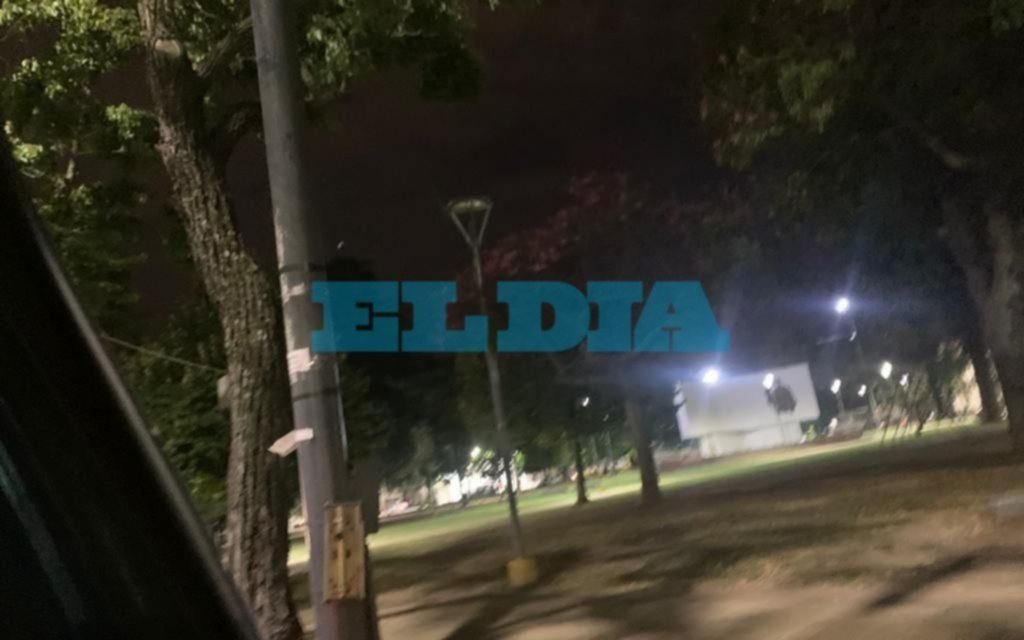 Plaza España, devenida en una "boca  de lobo" por la falta de alumbrado