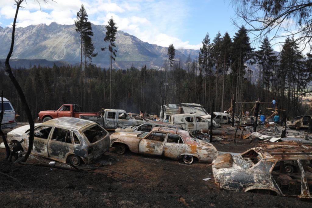 Permanecen activos dos focos de incendio en Chubut