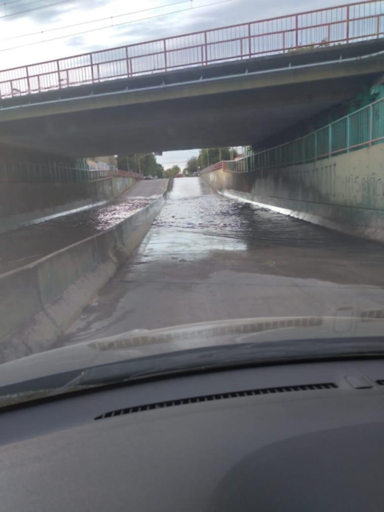 Ringuelet tiene un problema crónico: el paso bajo nivel de 7 y 508 inundado