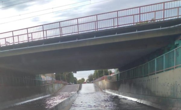 Ringuelet tiene un problema crónico: el paso bajo nivel de 7 y 508 inundado  - La Ciudad