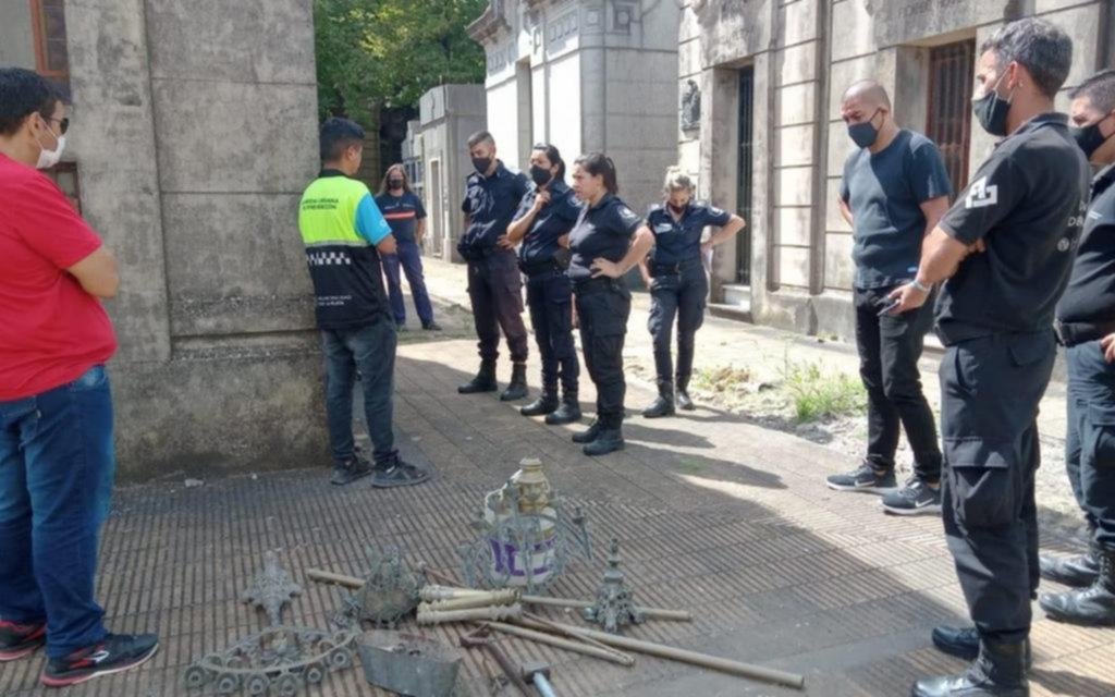Desbaratan una banda que robaba metales en el Cementerio