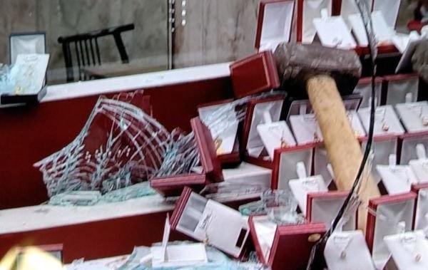 Nuevo ataque a una joyería del microcentro, ahora con una maza