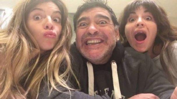 Dalma y Gianinna registraron una imagen emblemática de Diego Maradona en México 86