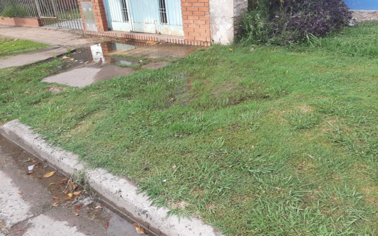 En Villa Elvira, sin respuestas por una pérdida  de agua que se originó hace dos meses
