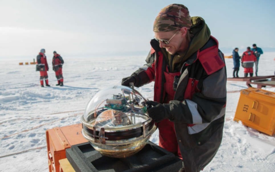 ¿Por qué científicos rusos arrojaron un telescopio al lago más profundo de la Tierra?