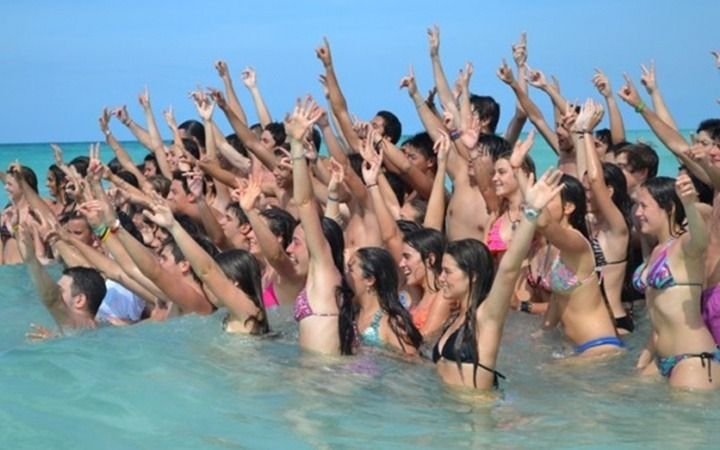 El Gobierno aconseja suspender viajes de egresados y amplía denuncia por PCR irregulares de turistas
