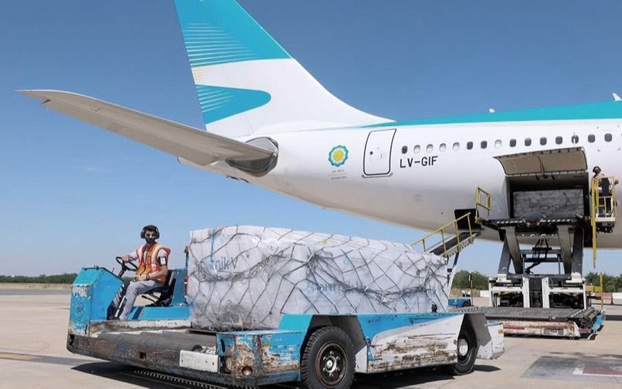 Cuando empezaban a acabarse, esta madrugada partirá un avión a Rusia en búsqueda de más vacunas
