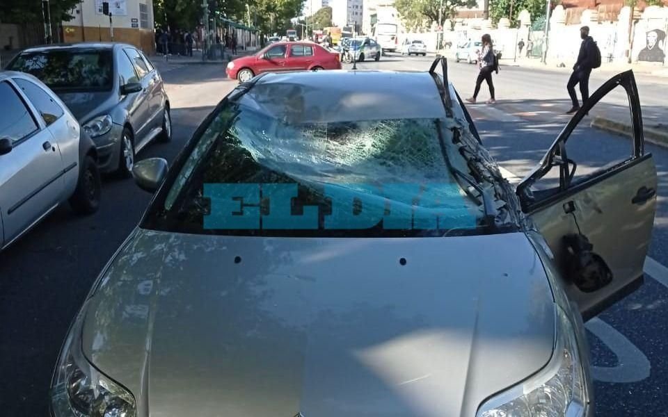 Se le vino una luminaria encima en transitada diagonal y se salvó de milagro