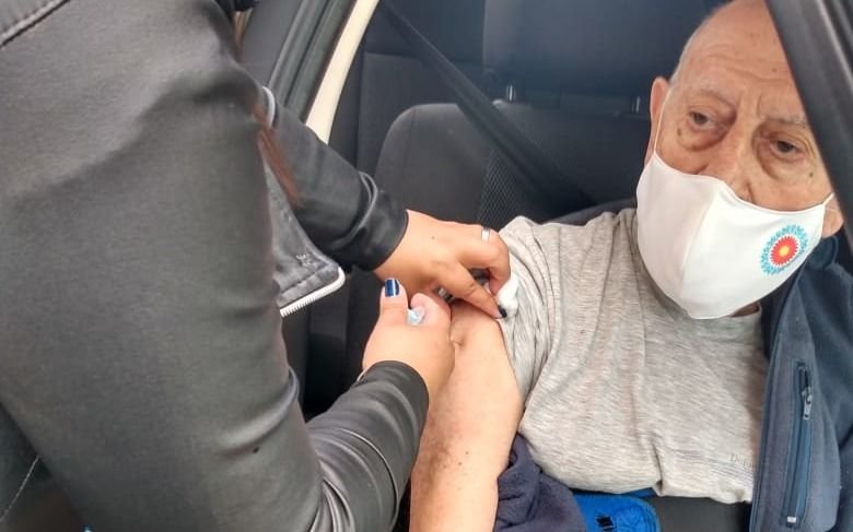 La emoción de varios abuelos al aplicarse la vacuna 