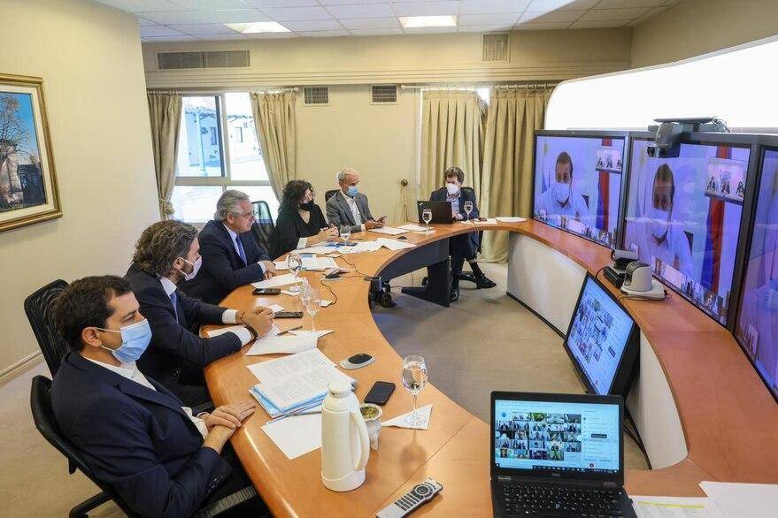 Acuerdan con gobernadores reducir vuelos al exterior