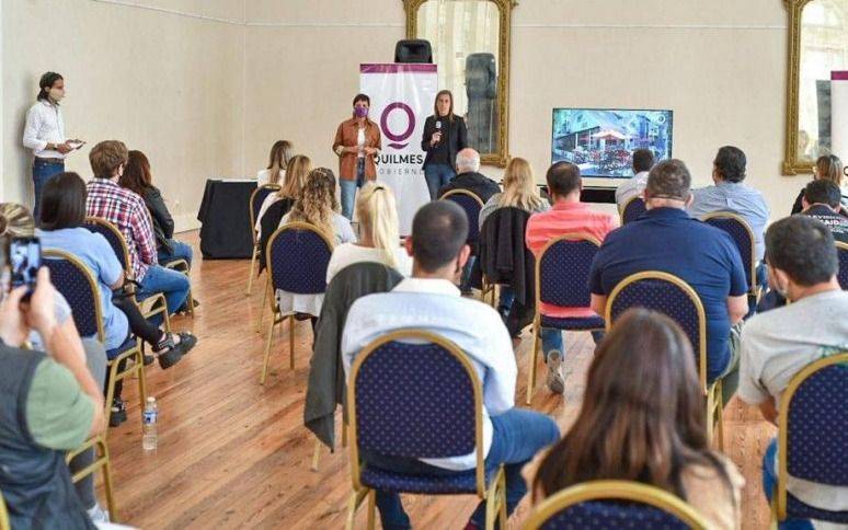 Entregan 43 certificados de habilitaciones comerciales