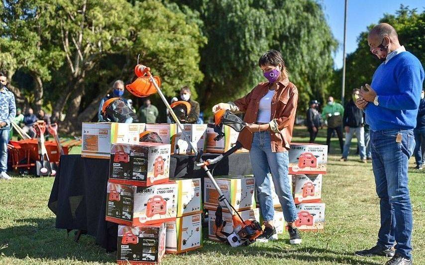 Entregan máquinas y herramientas de trabajo a bases operativas