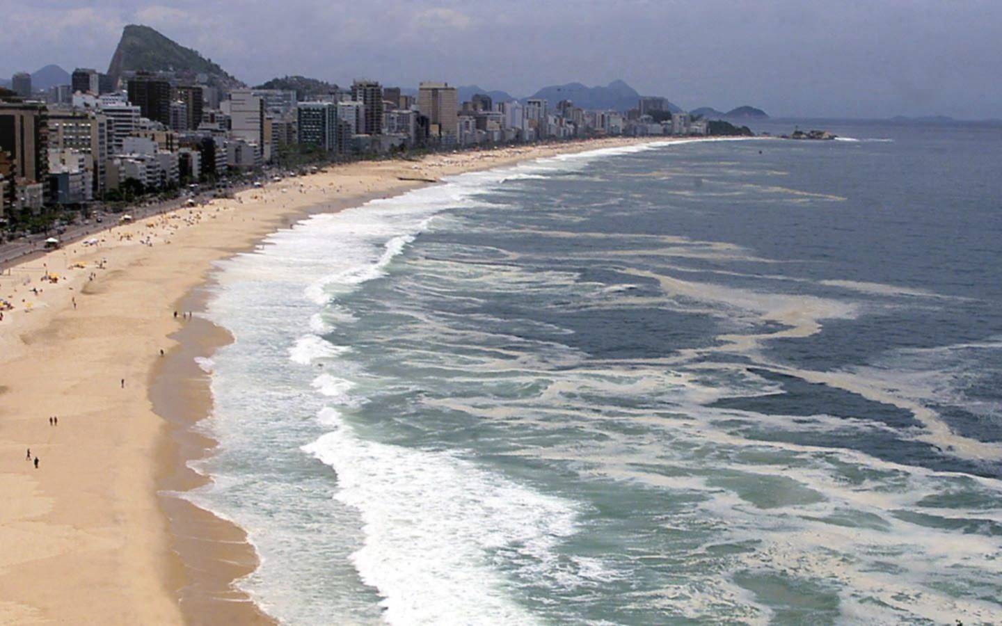 Río de Janeiro prohíbe ir a la playa y bañarse en el mar